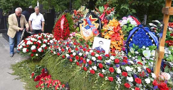 Легенды хоккея посетили могилу Виктора Тихонова