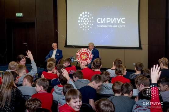 Творческая встреча В. Мышкина и А. Мартынюка с юными хоккеистами в центре 