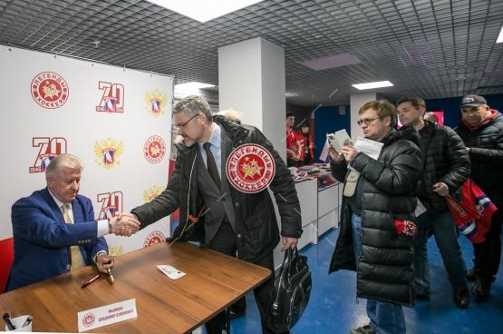 Автограф-сессия В.С. Мышкина на Кубке Первого канала