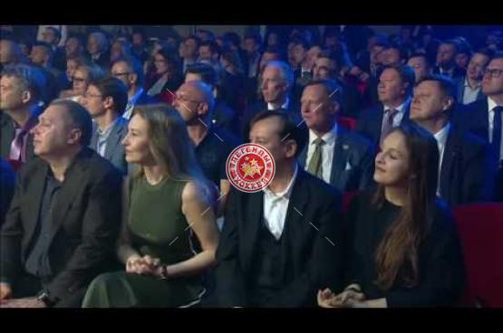 Борис Михайлов вручает MVP Сергею Мозякину