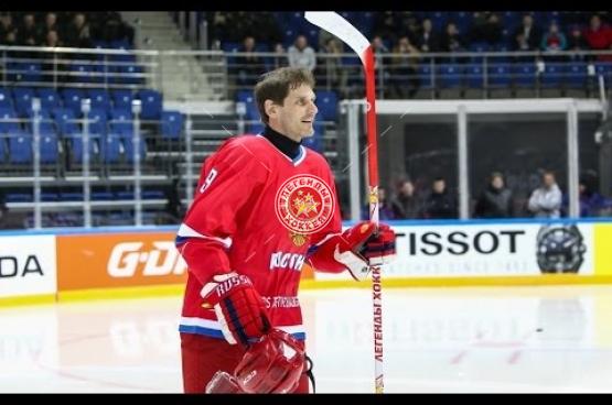 Алексей Яшин играет клюшкой 