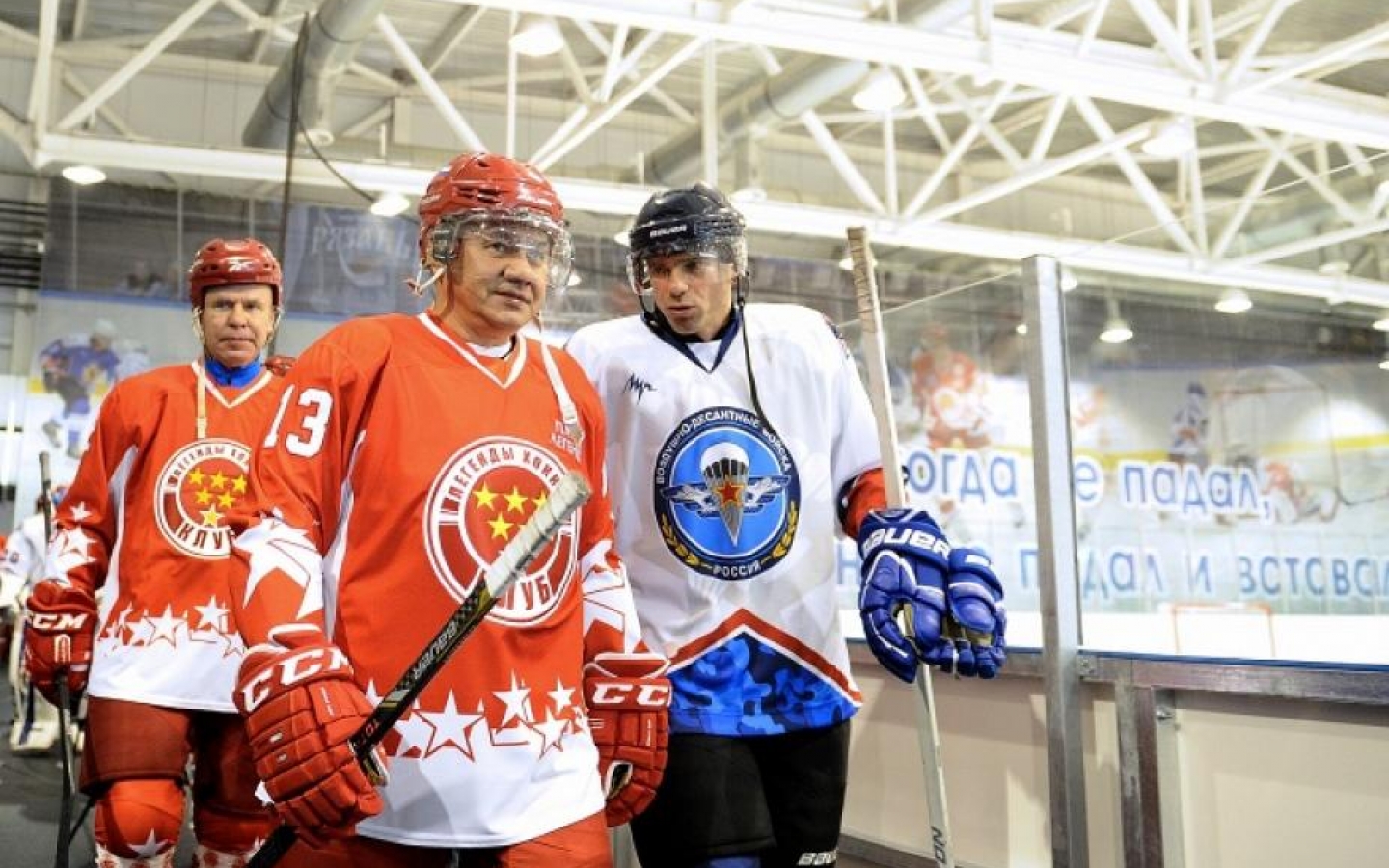 Шойгу и Дюмин приняли участие в матче "Легенд Хоккея" и команды ВДВ в Рязани