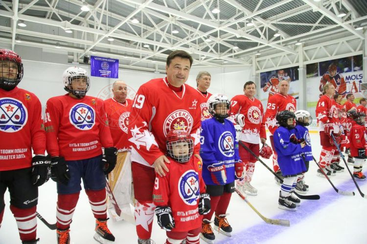 «Легенды хоккея» приняли участие в открытии нового спортивного комплекса