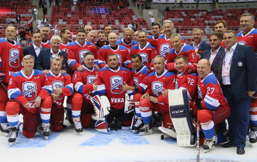 Владимир Путин сыграл за «Легенд хоккея» в Сочи