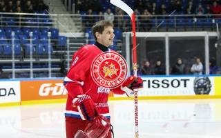 Алексей Яшин играет клюшкой "Легенды хоккея" 