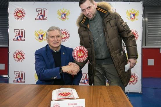 Автограф-сессия В.Я. Лутченко на Кубке Первого канала