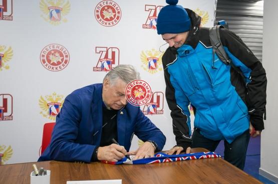 Автограф-сессия В.Я. Лутченко на Кубке Первого канала