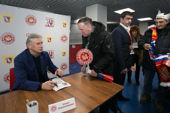 Автограф-сессия В.Я. Лутченко на Кубке Первого канала