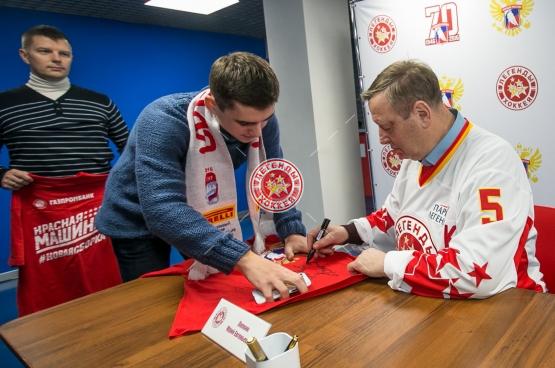 Автограф-сессия Ю.Е. Ляпкина на Кубке Первого канала